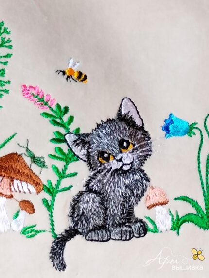 Косметичка с вышивкой «Котёнок (цвет молочный)»